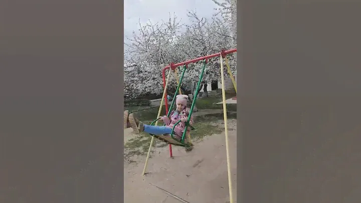 Весна качели