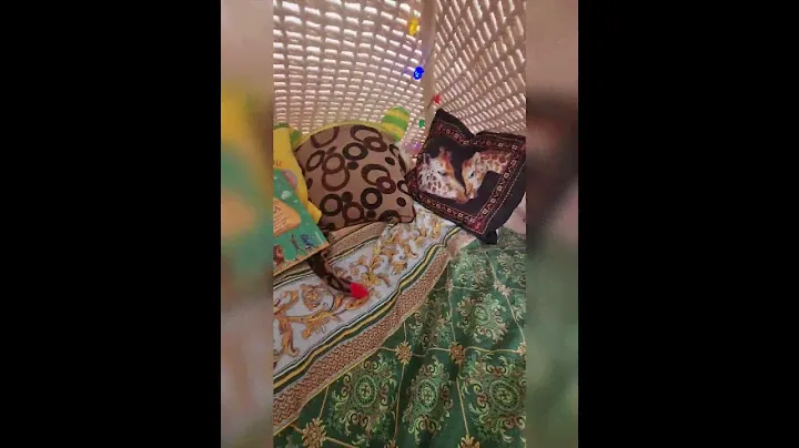 сделала детям палатку из подручных материалов: палки, подушки, одеяла и гирлянда